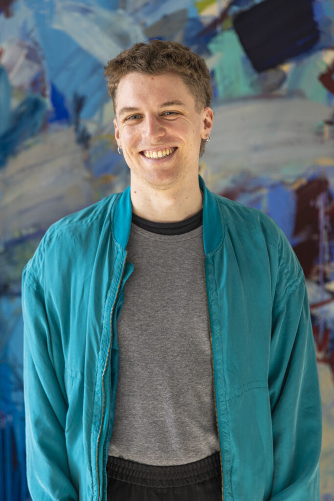 weißer junger Mann mit blauer Jacke