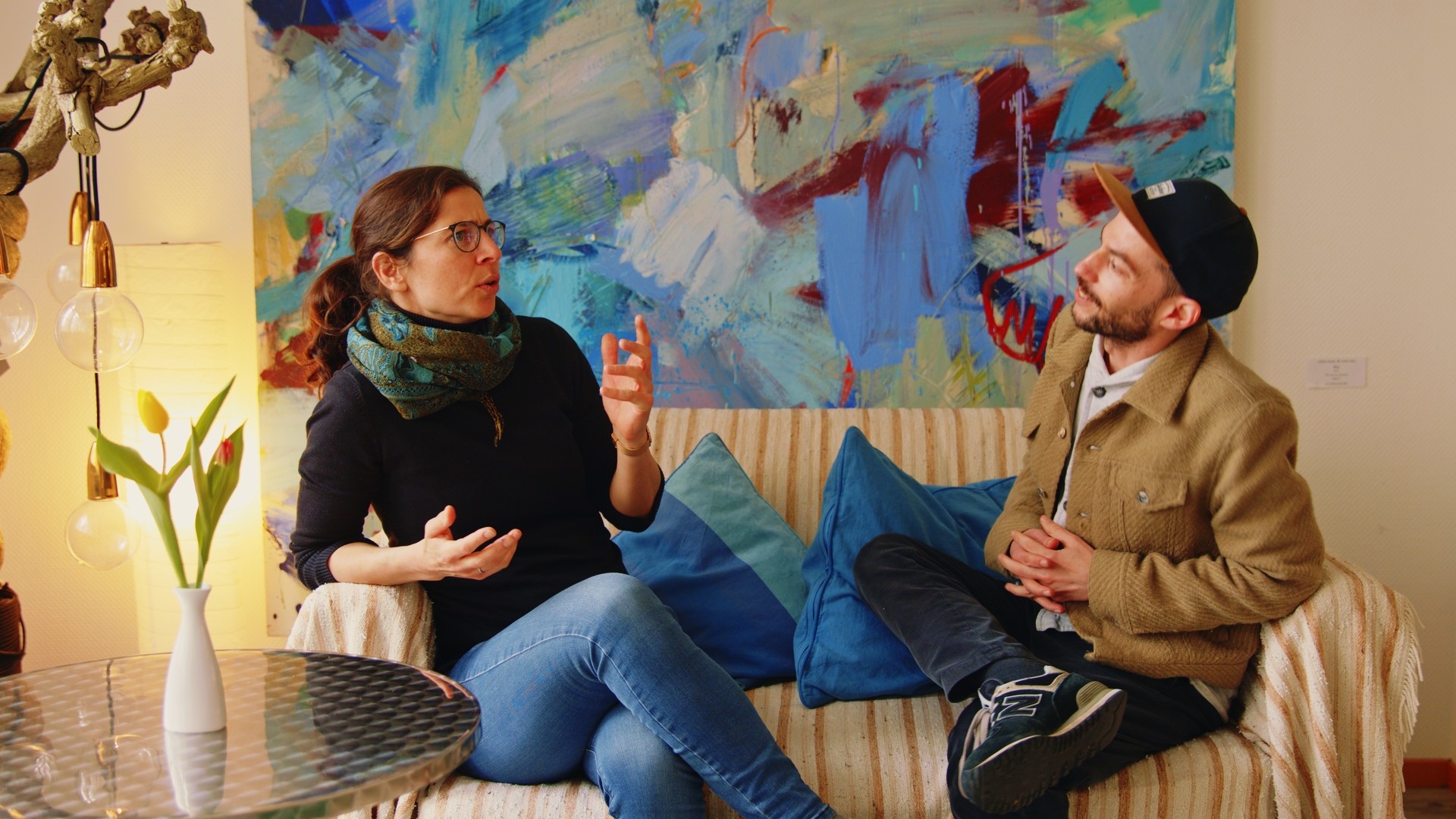 2 Personen auf einem Sofa ins Gespräch vertieft.