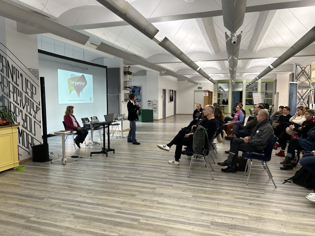 Blick auf Publikum und Bühne der Abschlusskonferenz des Entwicklungsmodells von be partner 2024