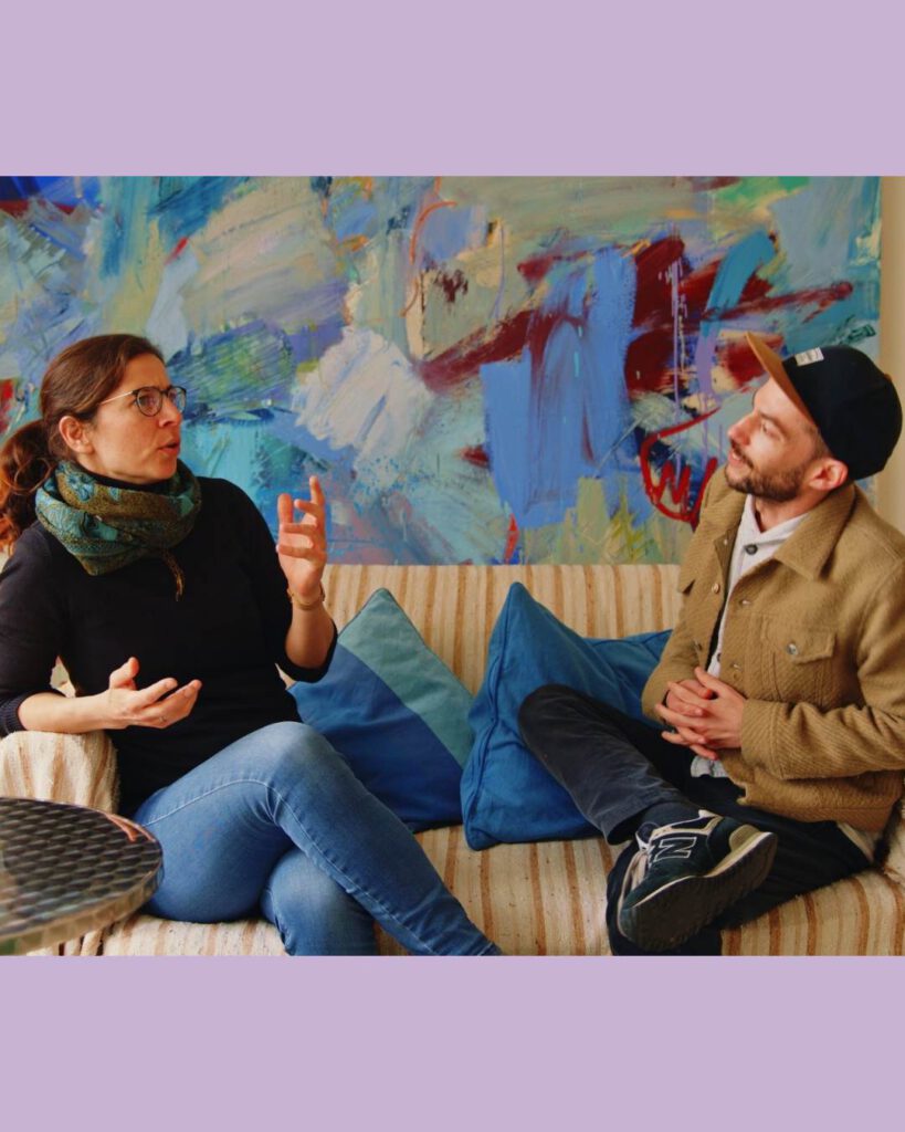 2 Personen auf einem Sofa ins Gespräch vertieft.