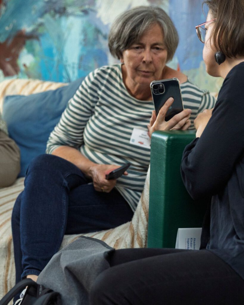 Beate Willenberg im Gespräch mit einer Frau.